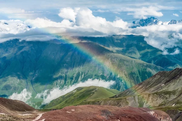 Gökkuşağı altında Kafkas Dağları Svaneti Gürcistan