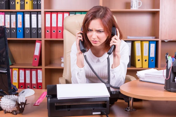 Mujer decepcionada con dos teléfonos — Foto de Stock