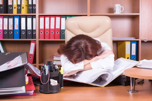 Mujer cansada dormir en el lugar de trabajo — Foto de Stock