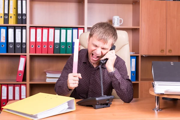 Hombre en la oficina hablando por teléfono — Foto de Stock