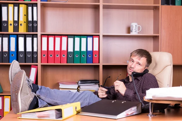 Homme dans le bureau essuie lunettes — Photo