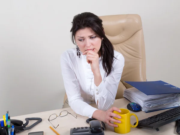 Femme surmenée avec douleur au bureau — Photo