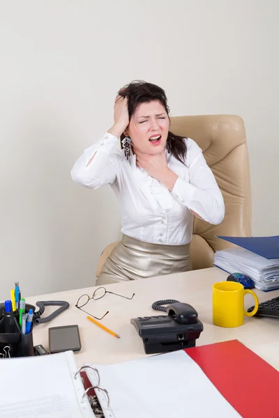 Przepracowany kobieta z bólem w biurze — Zdjęcie stockowe