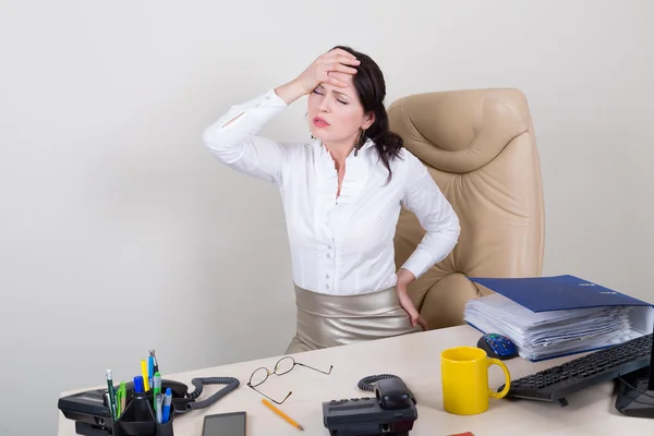 Mujer con exceso de trabajo con dolor en la oficina — Foto de Stock