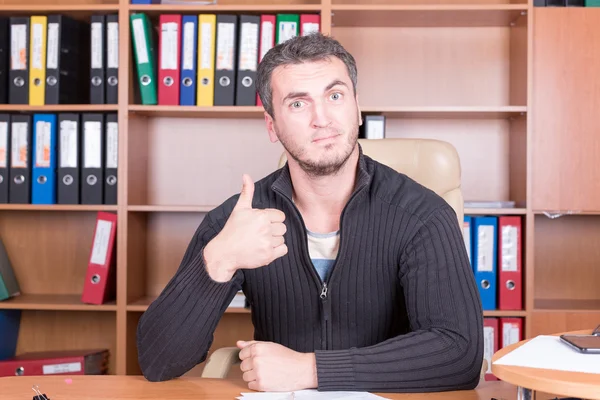 Heureux malheureux homme au bureau — Photo