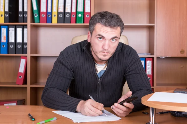 Écriture homme non rasé dans le bureau — Photo