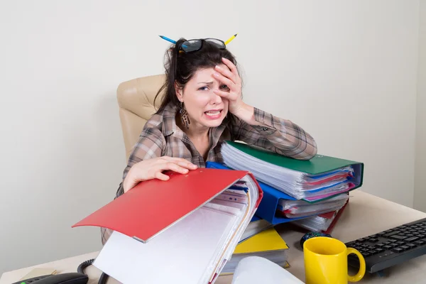 Mucho trabajo para el secretario en la oficina — Foto de Stock