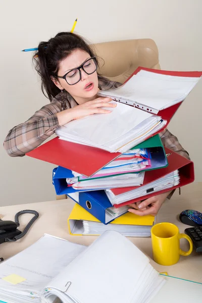 Mucho trabajo para el secretario en la oficina — Foto de Stock