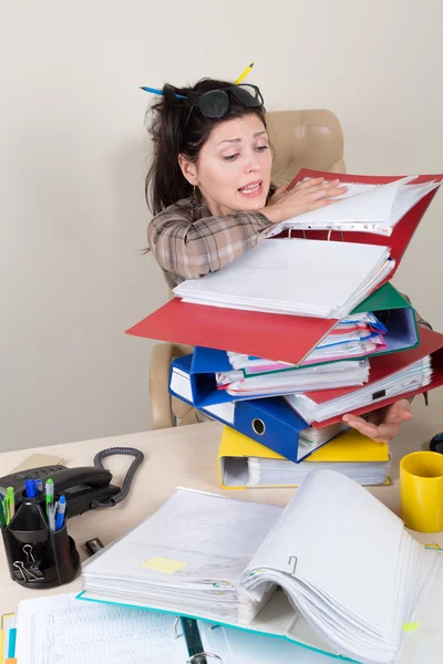 Mucho trabajo para el secretario en la oficina — Foto de Stock