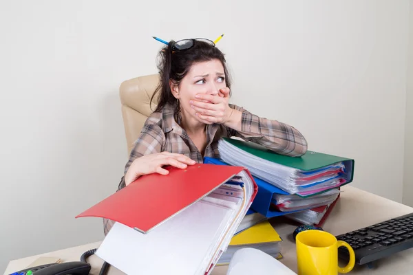 Mucho trabajo para el secretario en la oficina — Foto de Stock