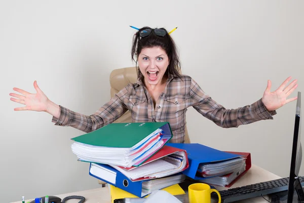 Muito trabalho para escriturário no cargo — Fotografia de Stock