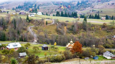 sonbahar aylarında Ukrayna Karpat Dağları köy görünümü