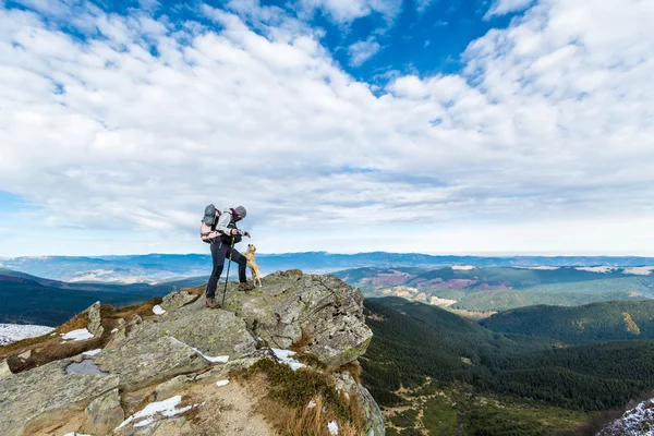 kız ve köpek arkadaşlarım bile dağlarda vardır
