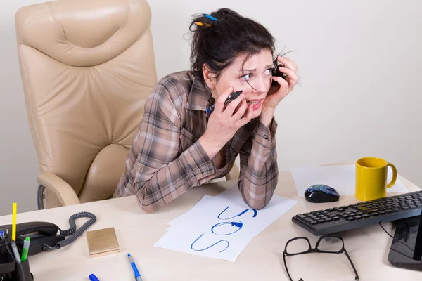 Przerażona kobieta w biurze szuka pomocy — Zdjęcie stockowe