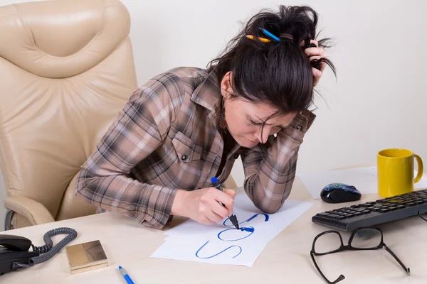 Mujer asustada en la oficina buscando ayuda — Foto de Stock