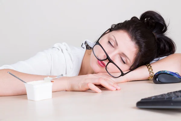 Mujer dormida cansada en la oficina — Foto de Stock