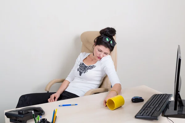 Mujer dormida cansada en la oficina — Foto de Stock