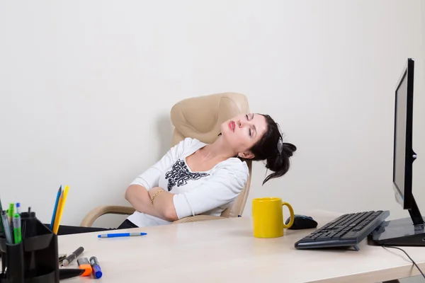 Mujer dormida cansada en la oficina — Foto de Stock
