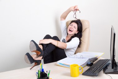 duygusal kadın ofiste