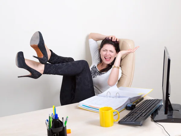 Mujer emocional en la oficina — Foto de Stock