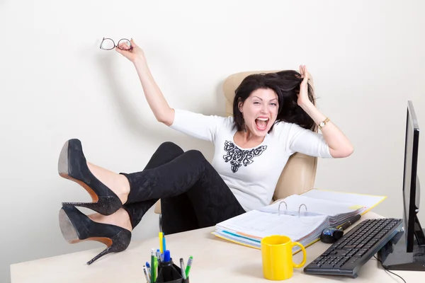 Mujer emocional en la oficina — Foto de Stock