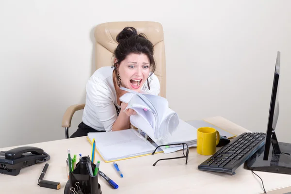 Wstrząśnięty kobieta liść przez dokumenty w folderze — Zdjęcie stockowe