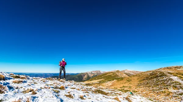 Mujer sola en el pico en las montañas de los Cárpatos — Foto de Stock