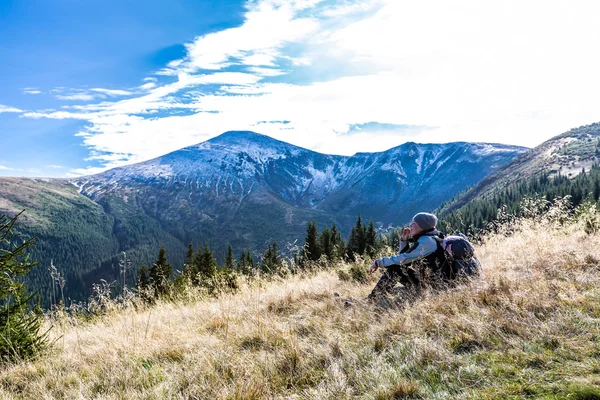 kadın tatilinde dağlar parça