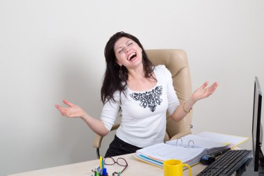 ofiste mutlu duygusal kadın