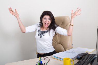 ofiste mutlu duygusal kadın