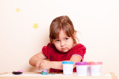 Küçük kız plastikle oynuyor.