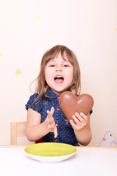 çikolata kalp ile hevesli küçük kız