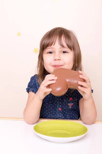 gülümseyen kız çikolata kalp yeme