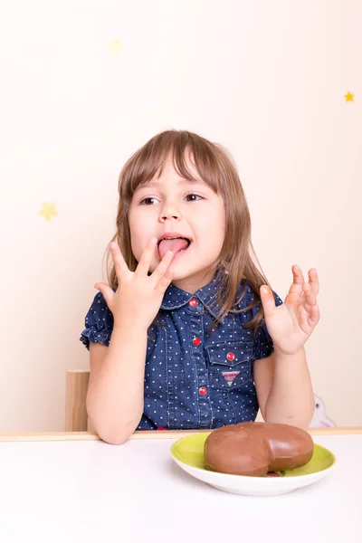 küçük kız parmaklarını yalamak