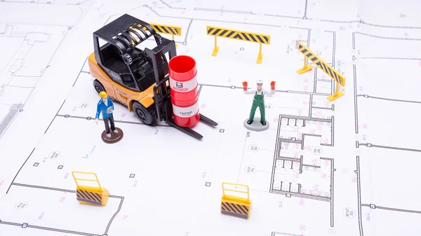 oyuncak yükleyici varil iki işçi ile yükseltmek