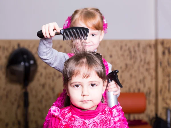 Berber Dükkanı'de iki küçük kız