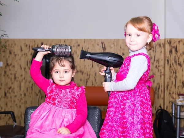 Berber Dükkanı'de iki küçük kız