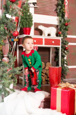 küçük çocuk xmas ağacı yanında küçük araba ile oynarken