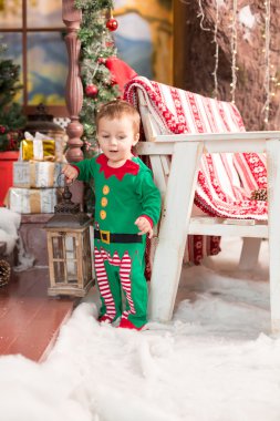 küçük çocuk keşfetmek yeni yıl ve Noel hediyeleri