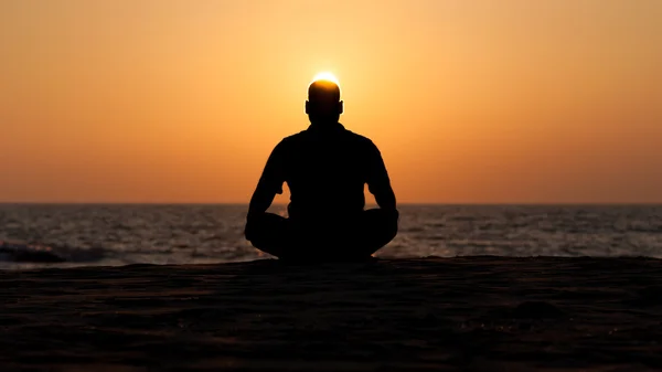 Mediteren man op het strand — Stockfoto