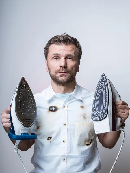 iki ütüler ile yanmış tişörtlü adam karıştı