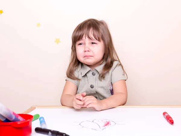 Okulda küçük ağlayan kız