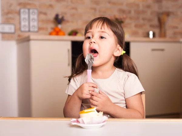 küçük çocuk kız yalamak kaşık woth kek