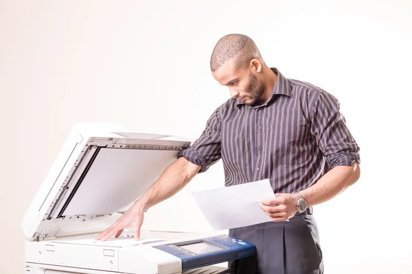 Hombre de oficina haciendo copias de documentos — Foto de Stock