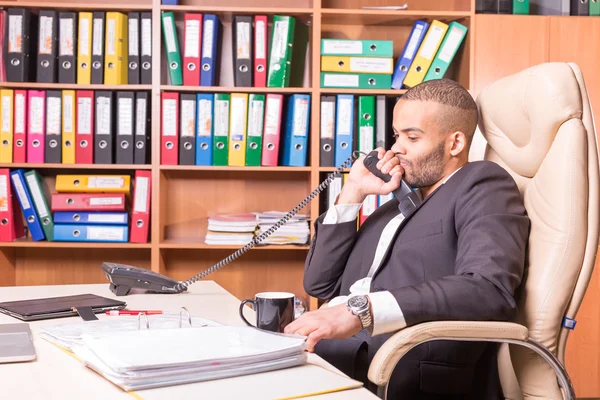 Triste pensée homme dans le bureau avec combiné — Photo