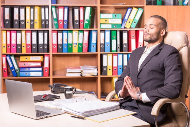 ofiste rahatlatıcı adam meditasyon