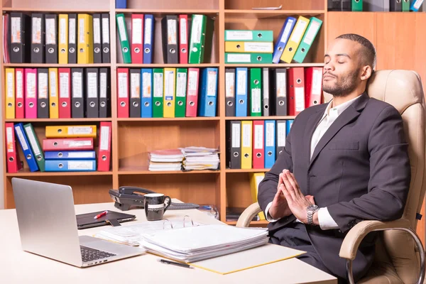 ofiste rahatlatıcı adam meditasyon