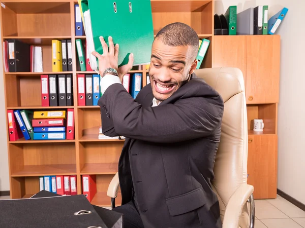 Fou au bureau avec des dossiers — Photo