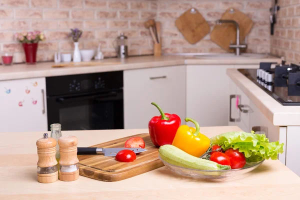 mutfak masasında ham taze sebze