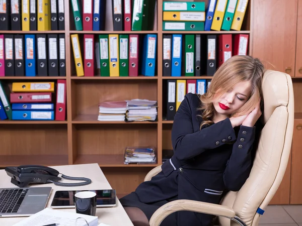 Zmęczony Śpiącą kobietę w biurze — Zdjęcie stockowe